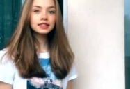 外国小姐姐吃彩椒图片,外国小姐姐挑战彩色椒美食之旅