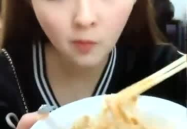 小姐姐做拌面,美味诱人，让你一尝倾心